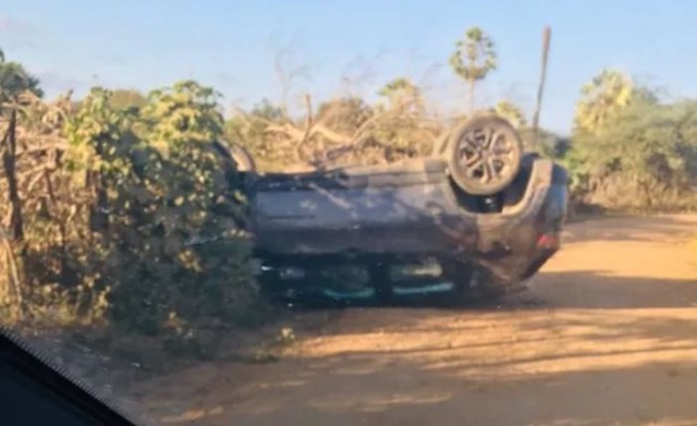 Prefeito Divaldo Dantas de Itaporanga capota carro na madrugada deste domingo (16), na área rural do município.