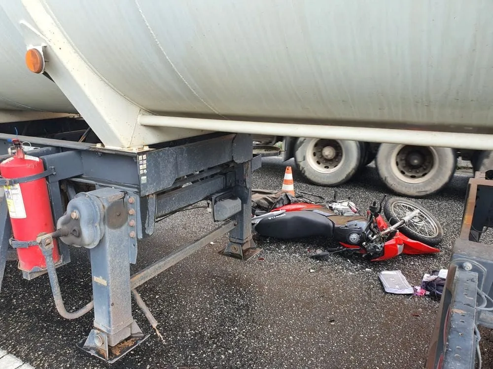 Motociclista morre após ser atropelado por caminhão em João Pessoa