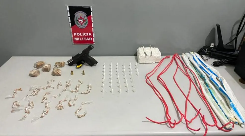 Dupla é presa com dinamite, arma e drogas, na PB