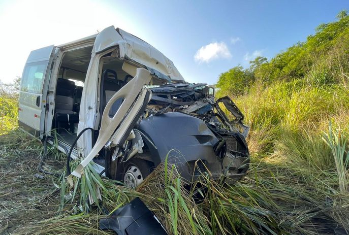 Treze pessoas ficam feridas em acidente entre van e caminhão na BR-230, na PB