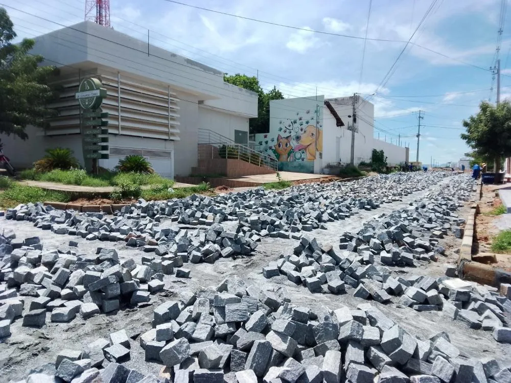 Prefeitura de Patos inicia calçamento na Rua Laurentino Pereira, no Jardim Europa