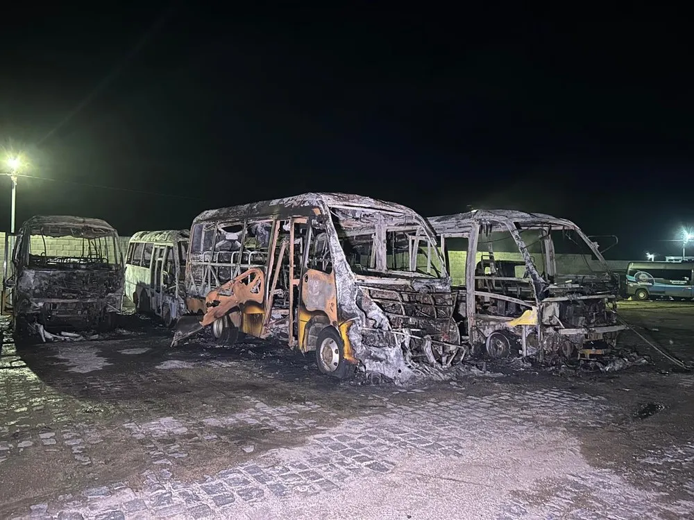 Incêndio destrói seis ônibus escolares e um caminhão em garagem municipal de Queimadas, na PB