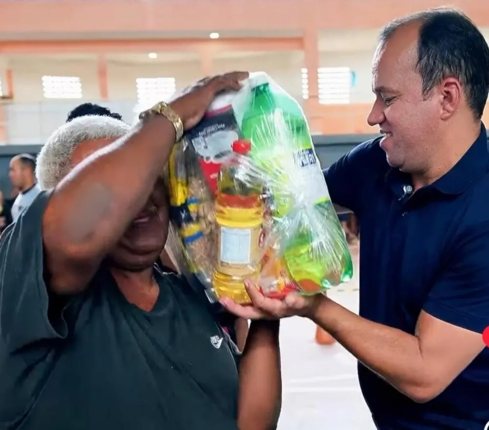 Prefeito Tiago Simões lidera entrega de mais de 1.500 cestas básicas em Desterro