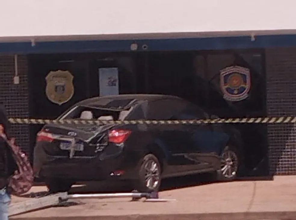 Carro oficial invade delegacia de Afogados da Ingazeira, no Sertão do PE