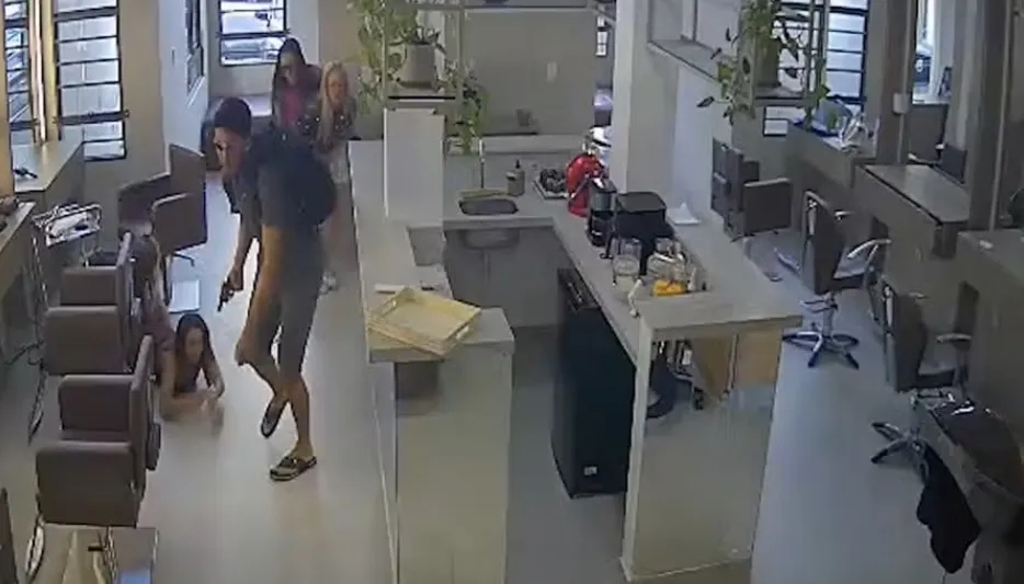 Suspeito invade salão de beleza e assalta clientes na orla de João Pessoa
