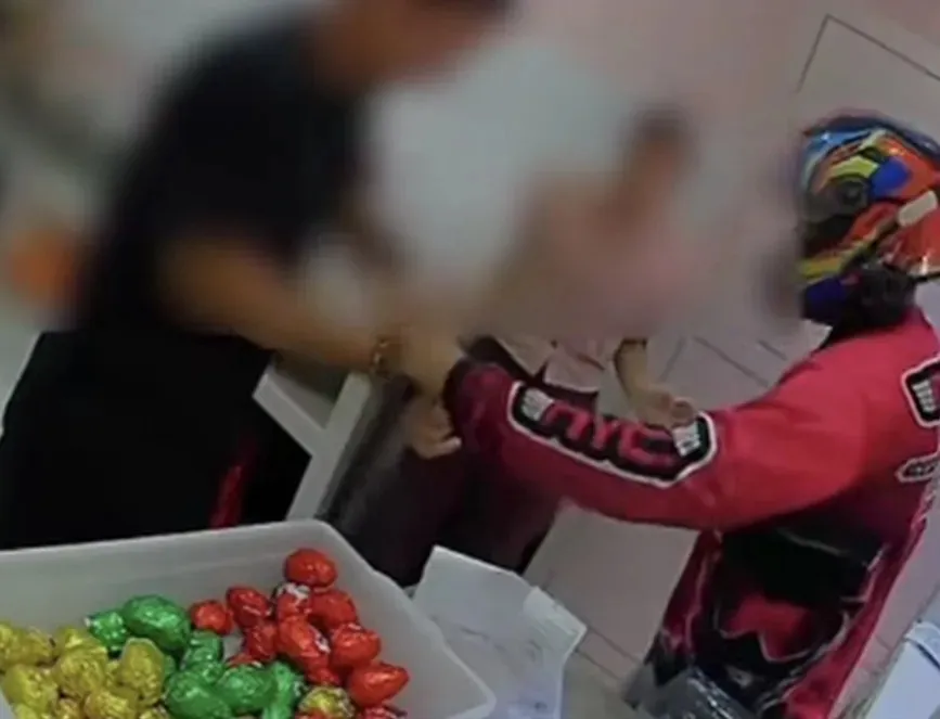 Homem assalta doceria, se arrepende e volta para devolver objetos das vítimas, em João Pessoa