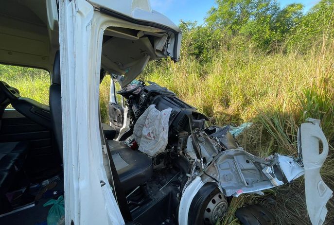 Três vítimas da colisão entre van e caminhão na PB seguem em estado grave