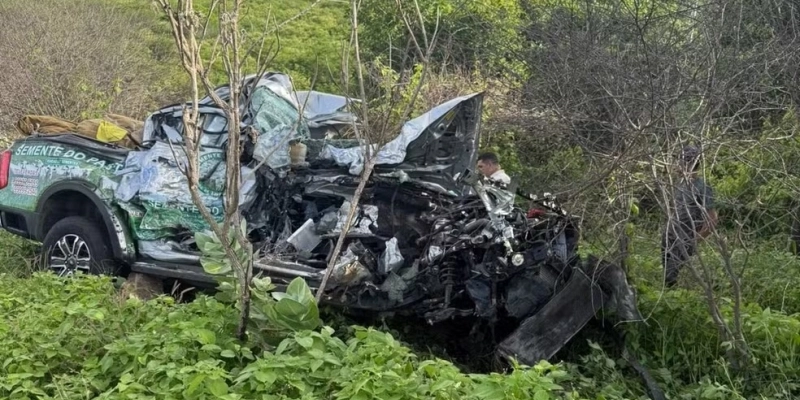 Dois homens morrem em acidente entre caminhão e caminhonete, na BR-104, no Agreste da Paraíba