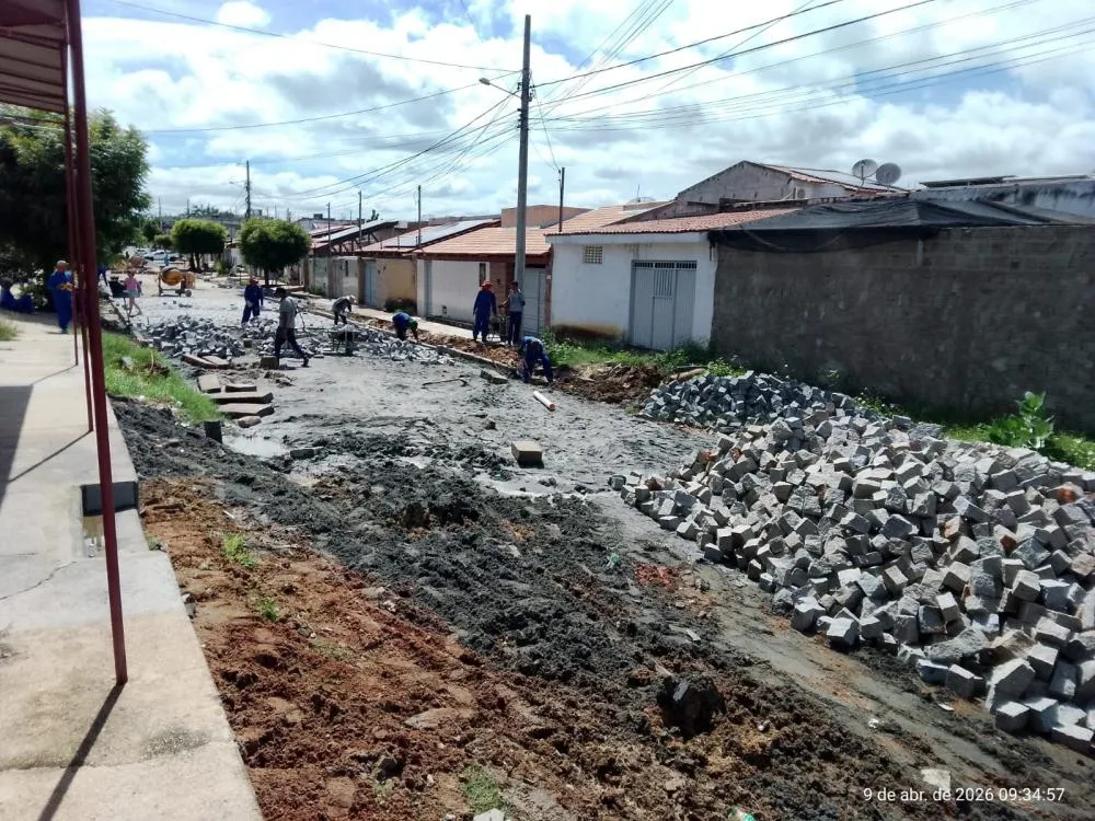  Obras de calçamento avançam em bairros de Patos