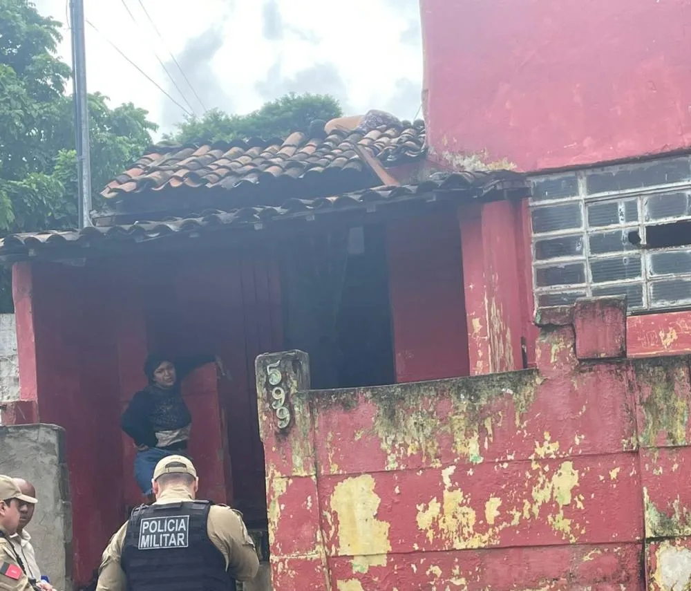 Homem tem casa invadida por criminosos, tenta fugir e é assassinado em cima do telhado da residência, em Santa Rita