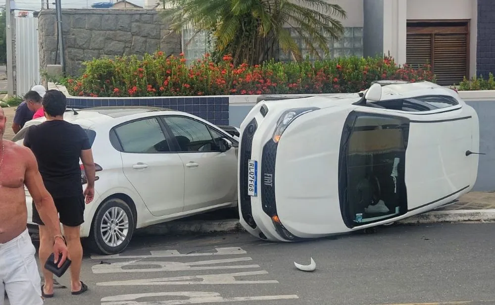Colisão entre veículos termina com carro capotado e criança ferida em cruzamento movimentado de Patos