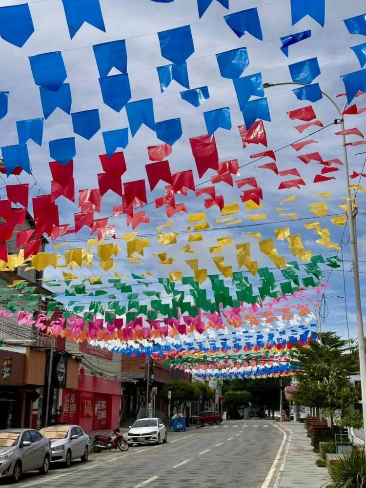 Prefeitura de Patos inicia montagem da decoração junina nas principais ruas do Centro