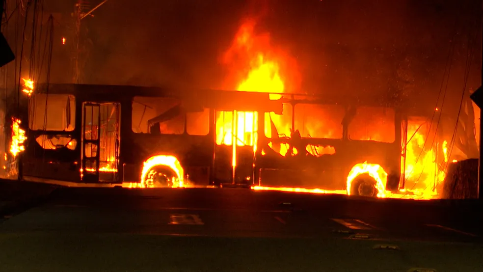 Ônibus é incendiado e suspeitos impedem saída de passageiros e motorista, em João Pessoa
