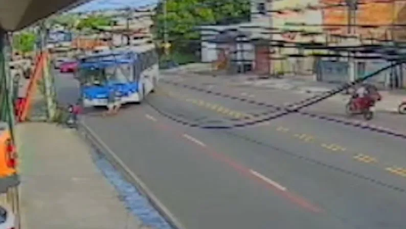 Vídeo mostra momento em que motorista de ônibus atropela motociclista, em João Pessoa