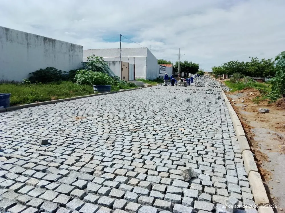 Obra de calçamento na Avenida Grécia avança e integra pacote de serviços da Prefeitura de Patos