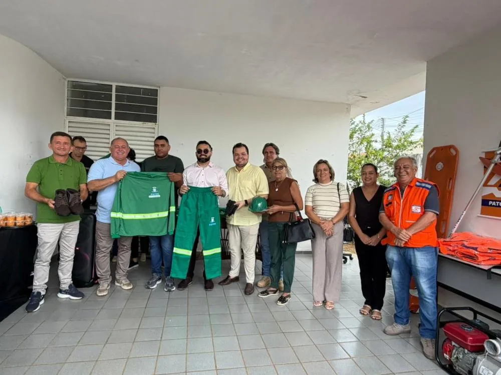 Prefeitura de Patos entrega equipamentos e fardamentos a Semads e Defesa Civil