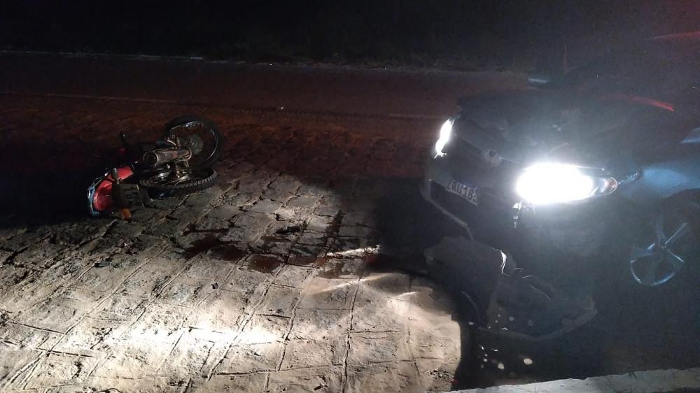 Corola colide com motocicleta e deixa condutor em Estado Grave