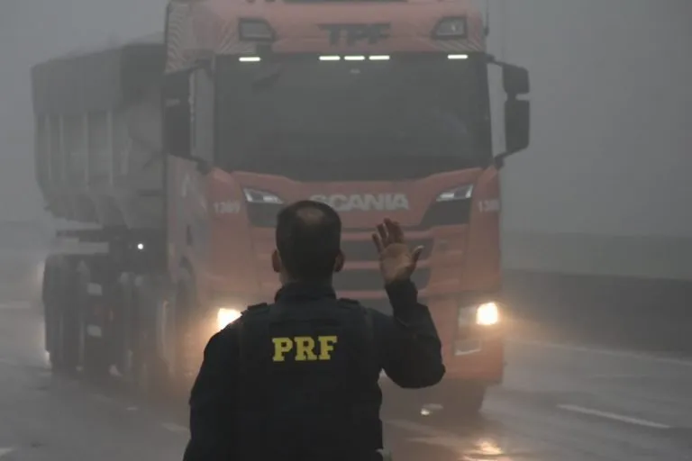 PRF registra redução de acidentes e mortes durante Operação Dia do Trabalhador na Paraíba sob fortes chuvas
