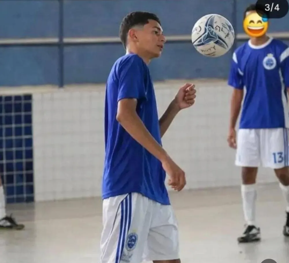 Adolescente é morto após postar foto comemorando partida de futebol e gesto ser confundido com sinal de facção, na Paraíba