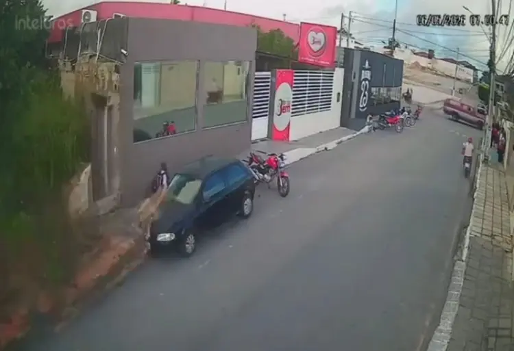 Muro desaba e criança escapa por pouco de ser atingida em Esperança; vídeo flagrou momento