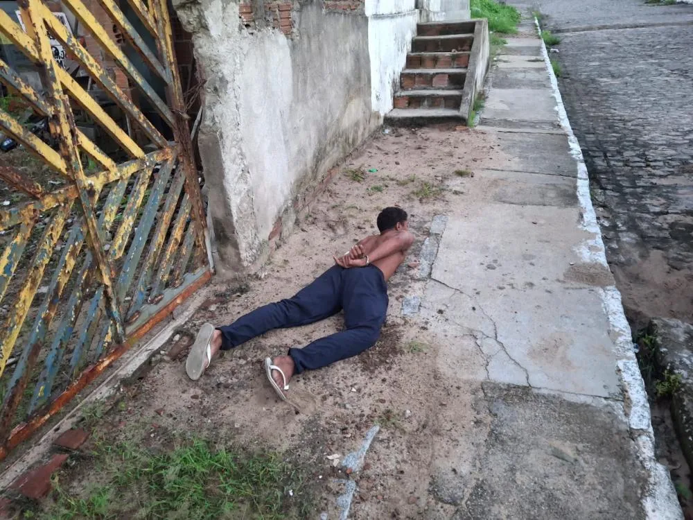 Suspeito armado com rifle tenta fugir pelos telhados e é preso em operação policial, na Paraíba