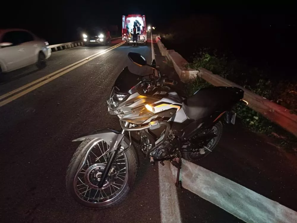 Duas pessoas ficam feridas após colisão entre motocicleta e veículo na BR-230, em Patos, na noite deste sábado (9)