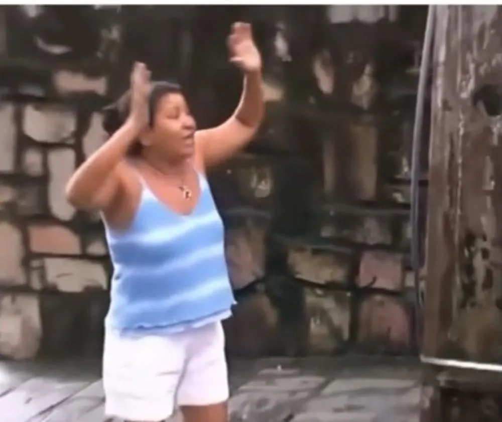 VÍDEO: Mãe se desespera ao saber que os dois filhos morreram eletrocutados, em João Pessoa