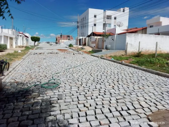 Prefeitura de Patos avança com obras de pavimentação no Novo Horizonte