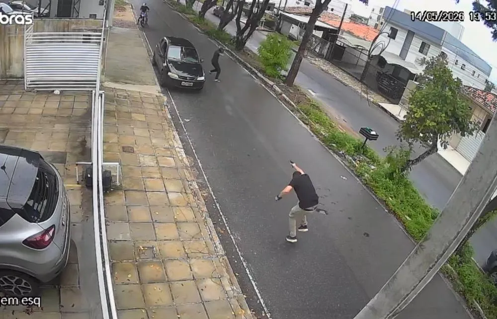 Câmeras registram momento em que empresário é assassinado a tiros por dupla em moto, na Paraíba