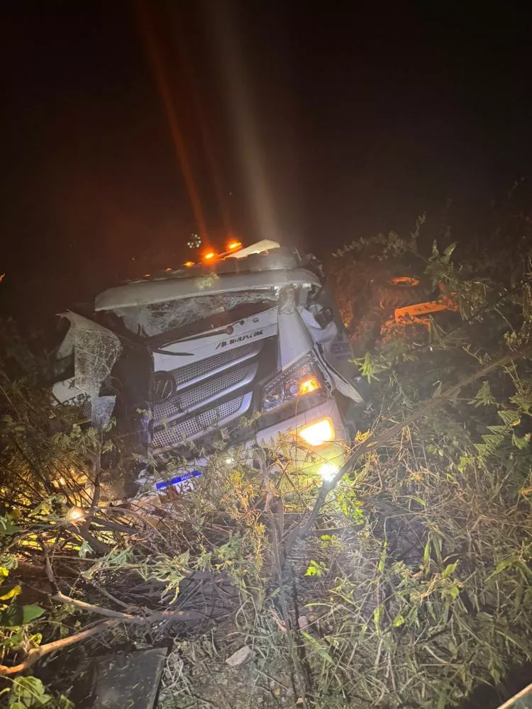 Caminhão-reboque que transportava retroescavadeira perde o controle e tomba na Serra do Teixeira