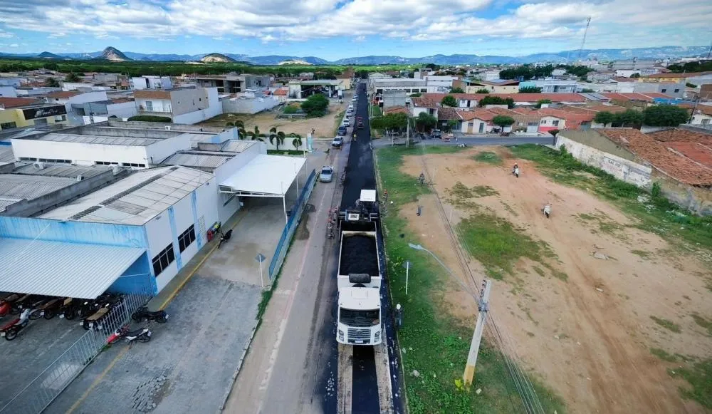 Recapeamento asfáltico chega à Zona Sul de Patos com avanço das obras em mais de 30 ruas