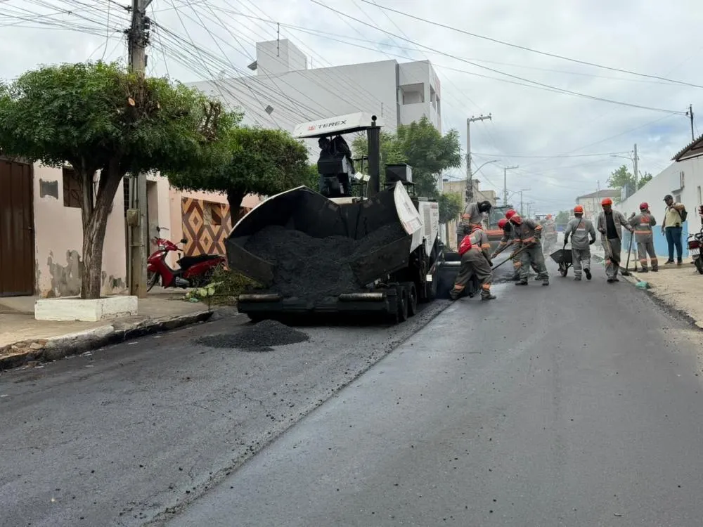 Moradores comemoram chegada do recapeamento asfáltico no bairro da Vitória, em Patos