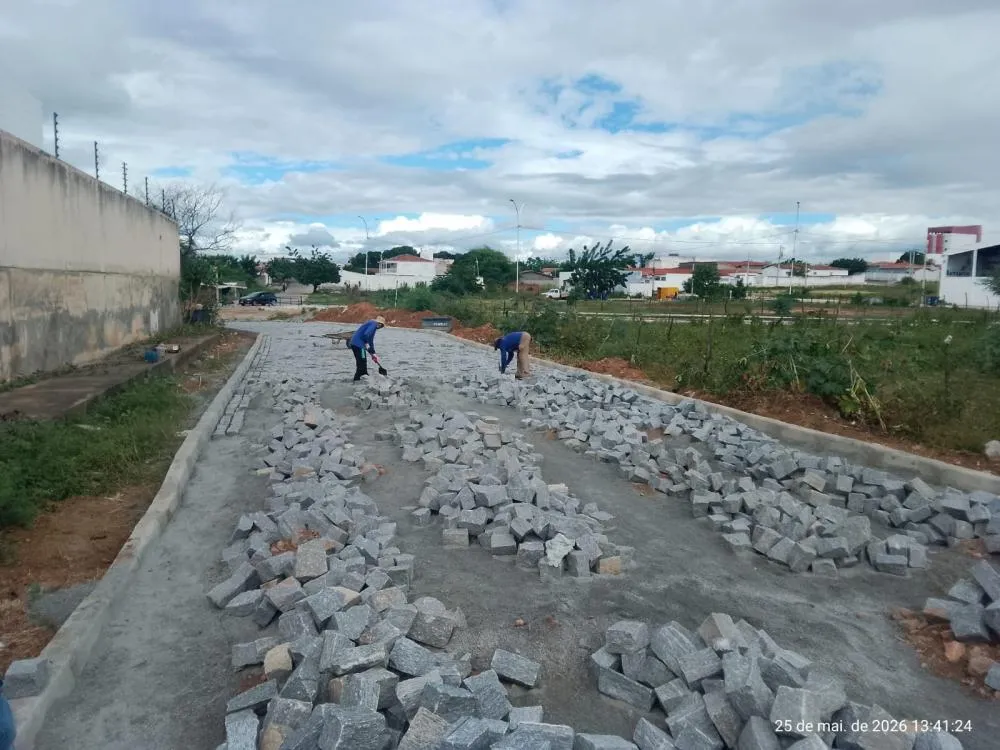 Serviços de limpeza, calçamento e revitalização avançam em bairros de Patos