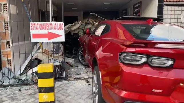 Motorista perde controle da direção e invade salão de beleza com carro na PB