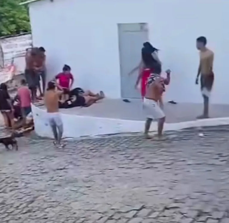 Dois adolescentes são mortos e três amigos baleados enquanto jogavam em calçada, na Paraíba