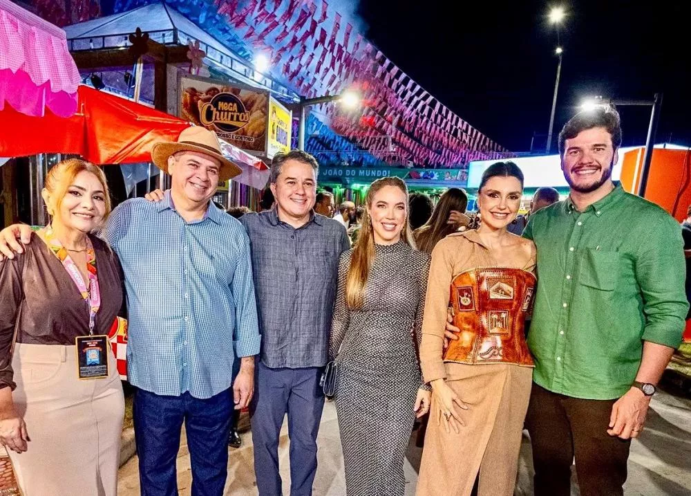 Ao lado de Bruno, Efraim prestigia abertura do Maior São João do Mundo e reúne lideranças