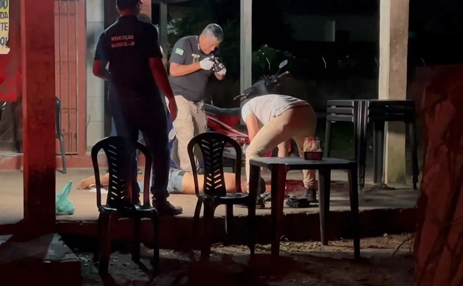 Homem é assassinado a tiros enquanto bebia em quiosque em João Pessoa