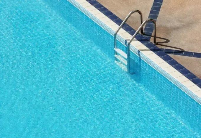 Criança de 3 anos morre após se afogar em piscina de resort em Pitimbu
