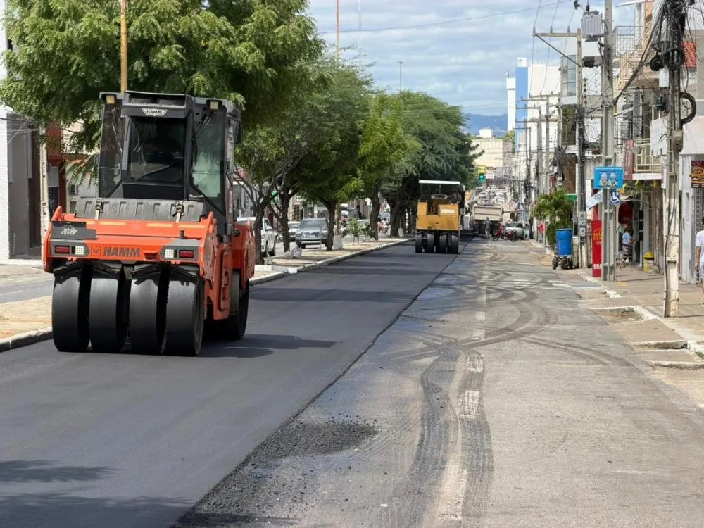 Recapeamento asfáltico avança e chega à Rua Horácio Nóbrega, em Patos 
