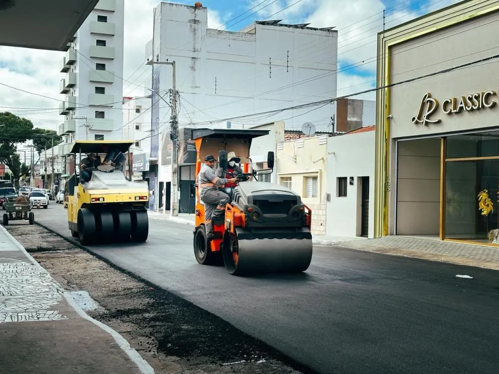 Prefeitura de Patos avança com recapeamento asfáltico na Rua Felizardo Leite, no Centro
