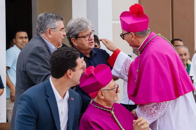 João Azevêdo prestigia posse de novo bispo de Guarabira e destaca investimentos para fomentar o turismo religioso