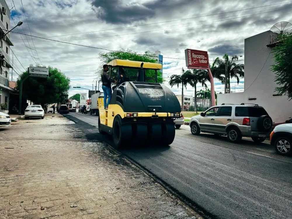 Recapeamento asfáltico avança em mais duas ruas no Centro de Patos