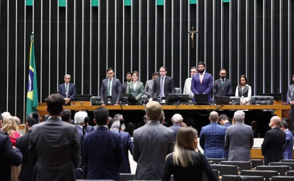 Hugo Motta comemora aprovação de projeto de combate à violência contra mulheres