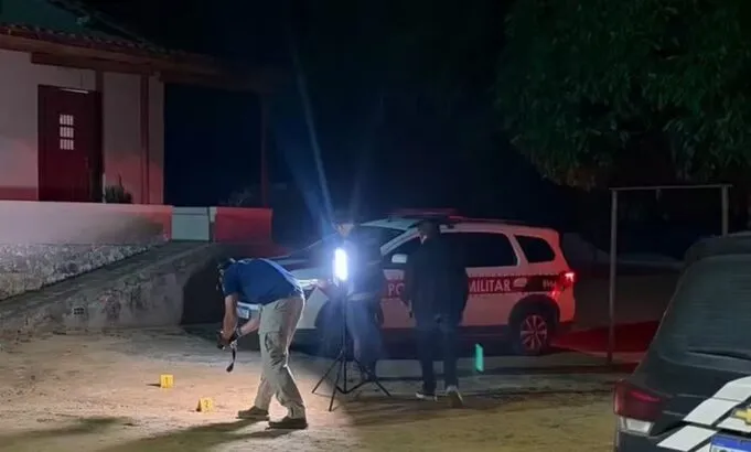 Homem é morto com mais de 30 tiros após ter casa invadida por cinco homens mascarados e armados, em Alhandra