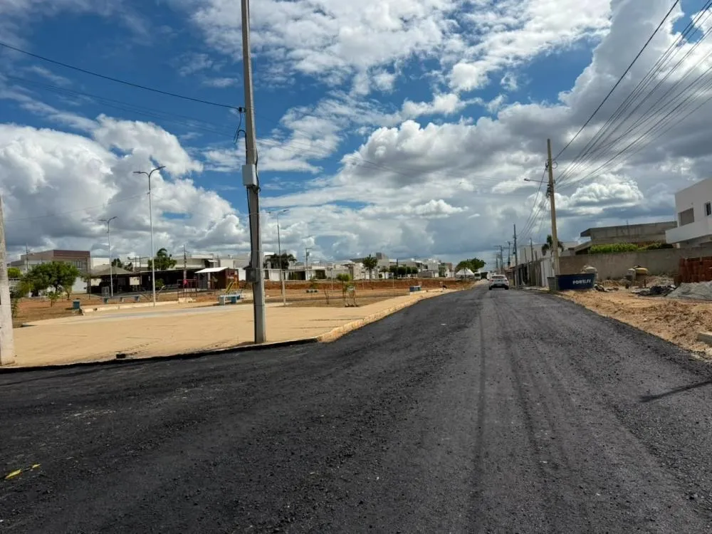 Prefeitura de Patos inicia asfaltamento e construção de bosque no Luar de Angelita, no bairro Novo Horizonte