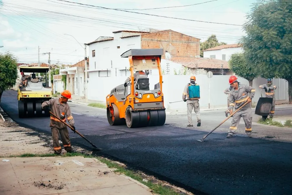 Prefeitura de Patos inicia recapeamento asfáltico da Rua Felipe Camarão e alerta para mudanças no trânsito, nesta terça (14)