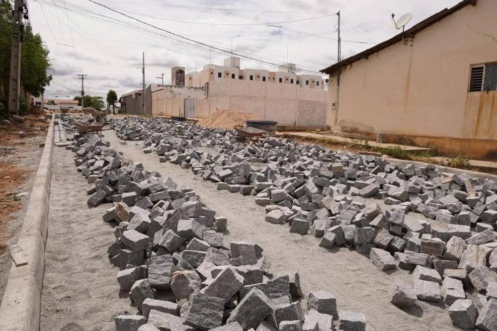 Prefeitura de Patos avança com obras de calçamento no bairro Maternidade
