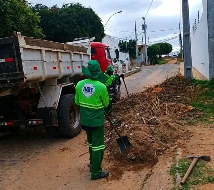 Prefeitura de Patos realiza serviços de limpeza, pintura e manutenção em vários bairros