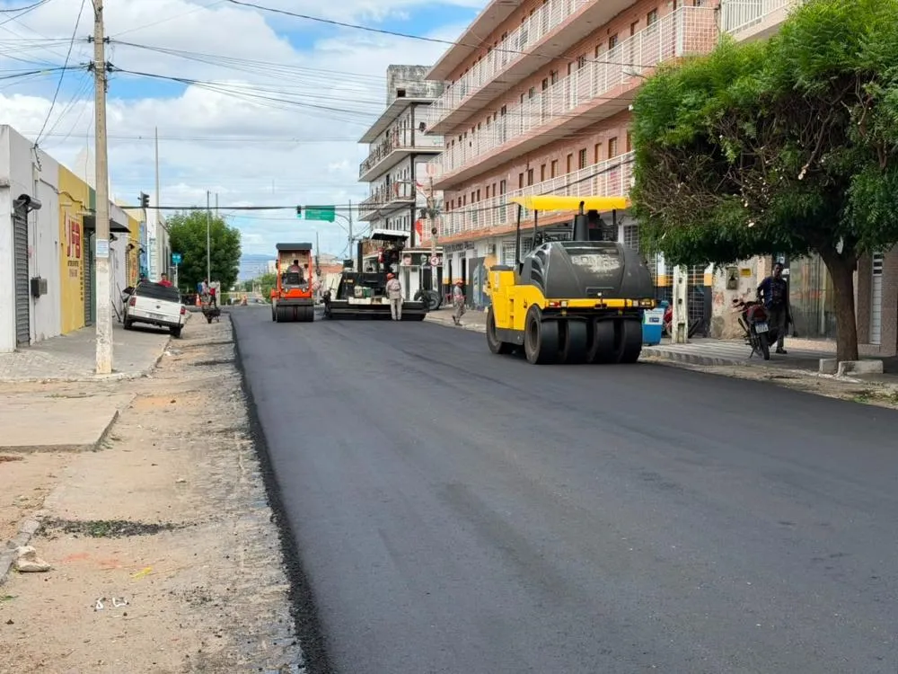 Recapeamento asfáltico avança e contempla Rua Pedro II, em Patos