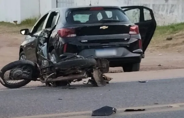 Jovem fica ferido em colisão envolvendo carro e moto em Sousa